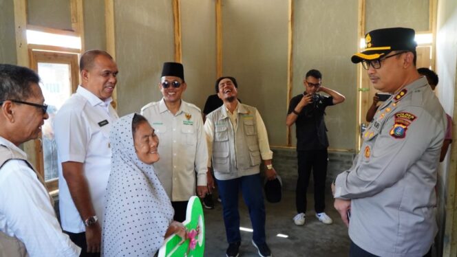 
					Warga korban kebakaran yang menerima sebuah rumah bantuan program beadh rumah.(ist)