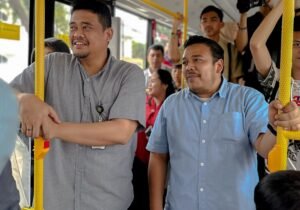 Bobby Nasution berjalan kaki menuju tempat pemberhentian bus listrik di Jalan Diponegoro. Suami Ketua TP PKK Kota Medan Kahiyang Ayu ini menaiki bus listrik yang datang dari J City Jalan Karya Wisata menuju Lapangan Merdeka.