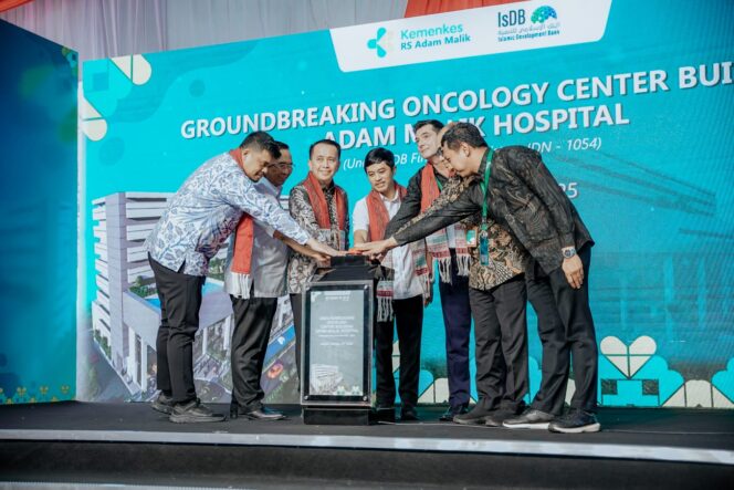 
					Bobby Nasution Dampingi Wamenkes <i>Groundbreaking Oncology Center Building</i> Adam Malik Hospital