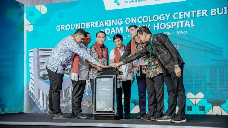 Bobby Nasution Dampingi Wamenkes <i>Groundbreaking Oncology Center Building</i> Adam Malik Hospital