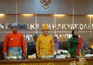 Pj Gubernur Sumut (tengah) saat sedang membuka kegiatan Rapat Paripurna di Gedung DPRD Kabupaten Langkat dalam peringati hari jadi Langkat ke - 275, Jum'at (17/1)