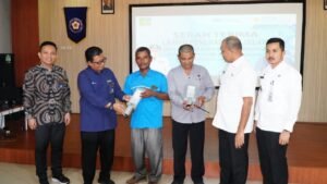 Pj. Bupati Langkat, H.M. Faisal Hasrimy, AP, M.AP, menghadiri acara serah terima lampu penerangan jalan untuk Desa Sei Siur dan Desa Tanjung Pasir di Aula Lubuk Kertang, Kecamatan Pangkalan Susu, Rabu (8/1/2025). Acara ini merupakan kolaborasi antara Pemerintah Kabupaten Langkat dan PT PLN Indonesia Power UBP Pangkalan Susu untuk meningkatkan kualitas infrastruktur desa.(komf)