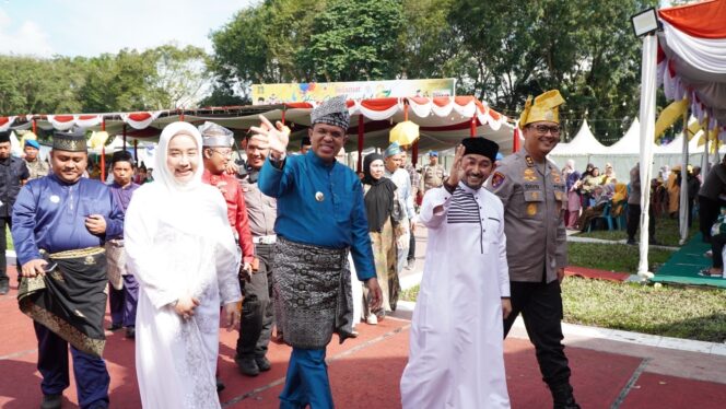 
					Peringatan Hari Jadi ke-275 Kabupaten Langkat berlangsung khidmat dengan acara Haflah Al-Qur'an yang diadakan di Alun-alun Tengku Amir Hamzah, Stabat, pada Kamis (16/1/2025). Acara tersebut dihadiri langsung oleh Penjabat Bupati Langkat, H.M. Faisal Hasrimy, AP, MAP, bersama ribuan masyarakat yang antusias merayakan momen istimewa ini.