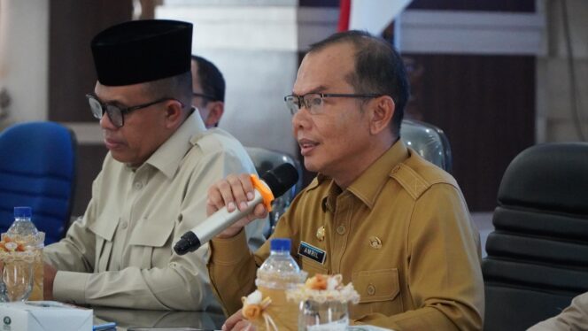 
					Sekda Langkat H. Amril menjelaskan bahwa Program MBG tidak hanya bertujuan meningkatkan status gizi masyarakat, tetapi juga memiliki dampak luas, seperti penciptaan lapangan kerja, pengurangan beban ekonomi bagi keluarga miskin, serta pemanfaatan bahan pangan lokal yang mendukung kesejahteraan petani dan pelaku UMKM.

