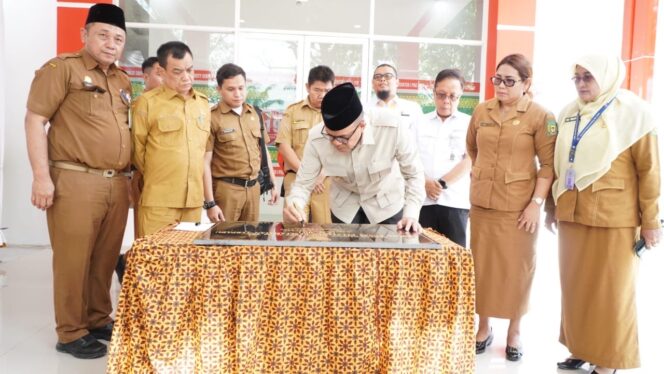 
					Peresmian PSC 119 ditandai dengan penandatanganan prasasti dan pemotongan pita oleh Pj. Bupati.(ikp)