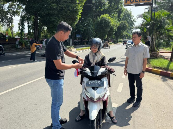 
					Sat Intelkam Polres Langkat Bagikan 500 Bendera Merah Putih, Semarakkan HUT RI ke-80