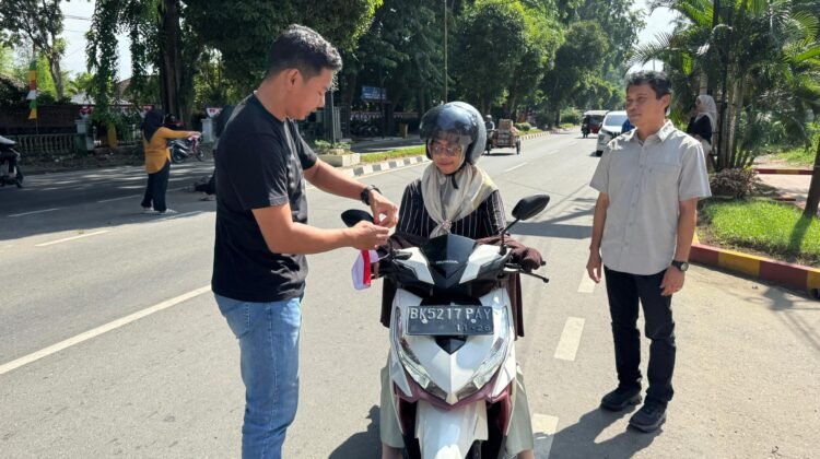 Sat Intelkam Polres Langkat Bagikan 500 Bendera Merah Putih, Semarakkan HUT RI ke-80