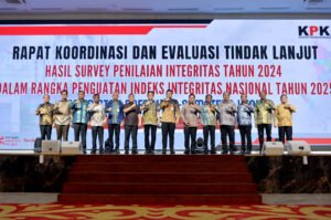 Gubernur Sumatera Utara Muhammad Bobby Afif Nasution bersama Pimpinan KPK Johanis Tanak dan seluruh Bupati/Walikota se-Sumut dalam Rakor Evaluasi SPI 2024 di Aula Raja Inal Siregar, Kantor Gubernur Sumut, Medan, Kamis (2/10/2025).(Komf)