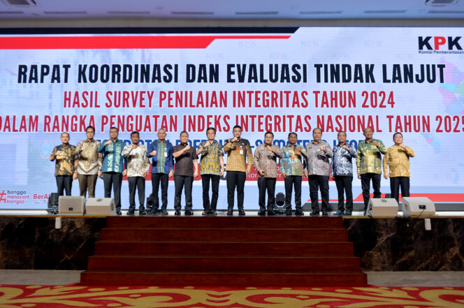 
					Gubernur Sumatera Utara Muhammad Bobby Afif Nasution bersama Pimpinan KPK Johanis Tanak dan seluruh Bupati/Walikota se-Sumut dalam Rakor Evaluasi SPI 2024 di Aula Raja Inal Siregar, Kantor Gubernur Sumut, Medan, Kamis (2/10/2025).(Komf)