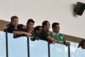 Gubernur Sumatera Utara (Sumut) Bobby Afif Nasution, didampingi sejumlah pejabat OPD, menyaksikan secara langsung pertandingan antara PSMS Medan melawan Sriwijaya FC di Stadion Utama Sumatera Utara, Desa Sena, Kabupaten Deli Serdang, Sabtu (4/10/2025).