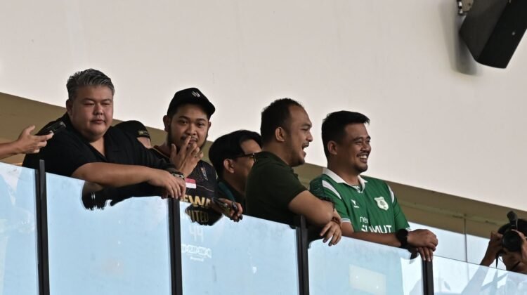 Gubernur Sumatera Utara (Sumut) Bobby Afif Nasution, didampingi sejumlah pejabat OPD, menyaksikan secara langsung pertandingan antara PSMS Medan melawan Sriwijaya FC di Stadion Utama Sumatera Utara, Desa Sena, Kabupaten Deli Serdang, Sabtu (4/10/2025).
