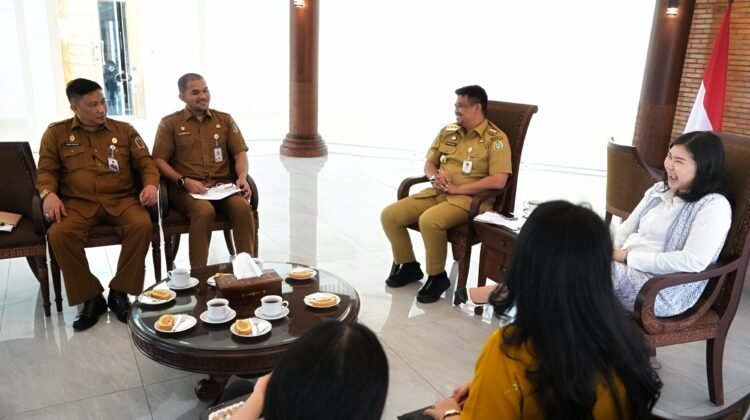 Gubernur Sumatera Utara (Sumut) Bobby Afif Nasution, didampingi sejumlah pejabat OPD, menerima audiensi tim Google for Education di Anjungan Lantai 9, Kantor Gubernur Sumut,