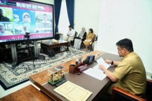 Gubernur Sumut, Bobby Nasution, mengikuti secara virtual Rapat Koordinasi Pengendalian Inflasi Tahun 2025 di Rumah Dinas Gubernur Sumut, Jalan Sudirman No. 41, Medan, Senin (6/10/2025).