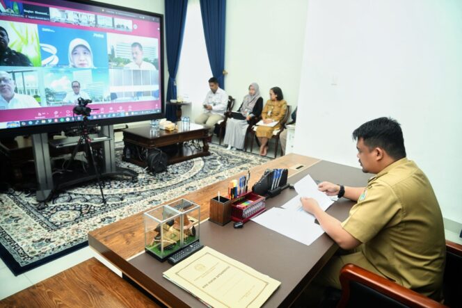
					Gubernur Sumut, Bobby Nasution, mengikuti secara virtual Rapat Koordinasi Pengendalian Inflasi Tahun 2025 di Rumah Dinas Gubernur Sumut, Jalan Sudirman No. 41, Medan, Senin (6/10/2025).