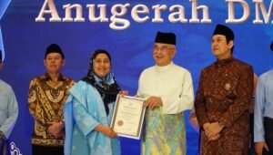 Ny. Endang Syah Afandin Raih Anugerah Tun Fatimah di Ajang Dunia Melayu Dunia Islam