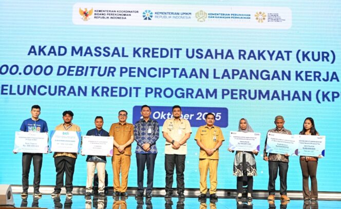 
					Gubernur Sumatera Utara (Sumut) Bobby Afif Nasution bersama OPD, bupati, dan wali kota secara simbolis menyerahkan akad massal Kredit Usaha Rakyat (KUR) tahun 2025 kepada para pelaku usaha, di Aula Raja Inal Siregar Lantai 2, Kantor Gubernur Sumut, Selasa (21/10/2025). Diskominfo Sumut / YT Hariono