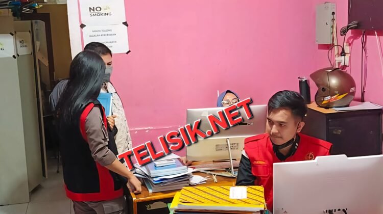 Keterangan gambar : Petugas Kejaksaan saat melakukan pengledahan dan menyita berbagai dokumen dikantor Dinas Pendidikan Langkat terkait dugaan korupsi pengadaan Smart Board.(doc)
