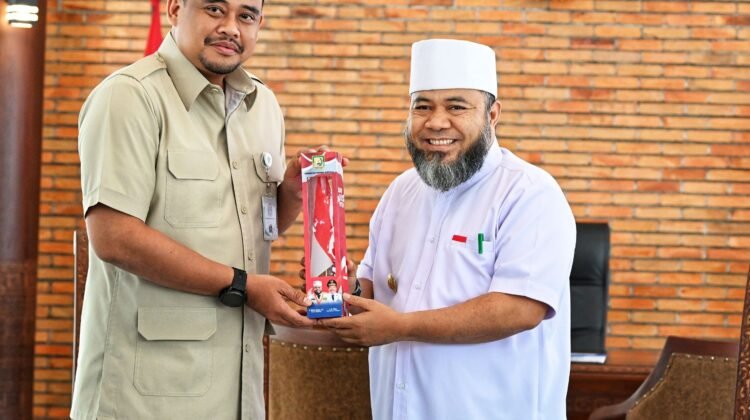 Ket gambar : Gubernur Sumatera Utara (Sumut) Muhammad Bobby Afif Nasution menerima kunjungan Gubernur Bengkulu Helmi Hasan di Anjungan Lantai 9, Kantor Gubernur, Jalan Diponegoro Nomor 30, Medan, Selasa (14/10/2025).(Kmfo)