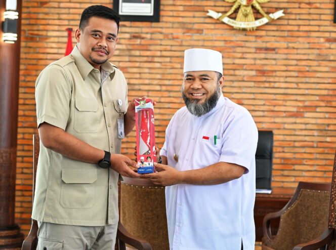 
					Ket gambar : Gubernur Sumatera Utara (Sumut) Muhammad Bobby Afif Nasution menerima kunjungan Gubernur Bengkulu Helmi Hasan di Anjungan Lantai 9, Kantor Gubernur, Jalan Diponegoro Nomor 30, Medan, Selasa (14/10/2025).(Kmfo)