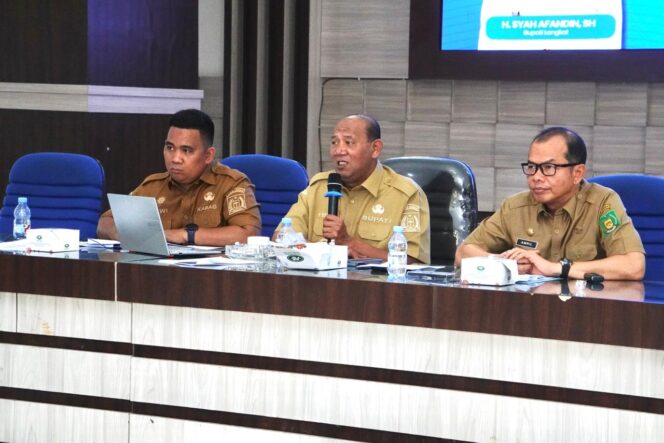 
					Bupati H. Syah Afandin, SH dalam arahannya menekankan pentingnya koordinasi yang solid antara Koordinator MBG, Pemerintah Daerah, dan para Camat dalam mempercepat realisasi target program. Ia menyampaikan keprihatinan atas capaian sementara yang baru mencapai 15 persen dari total target dapur yang ditetapkan.