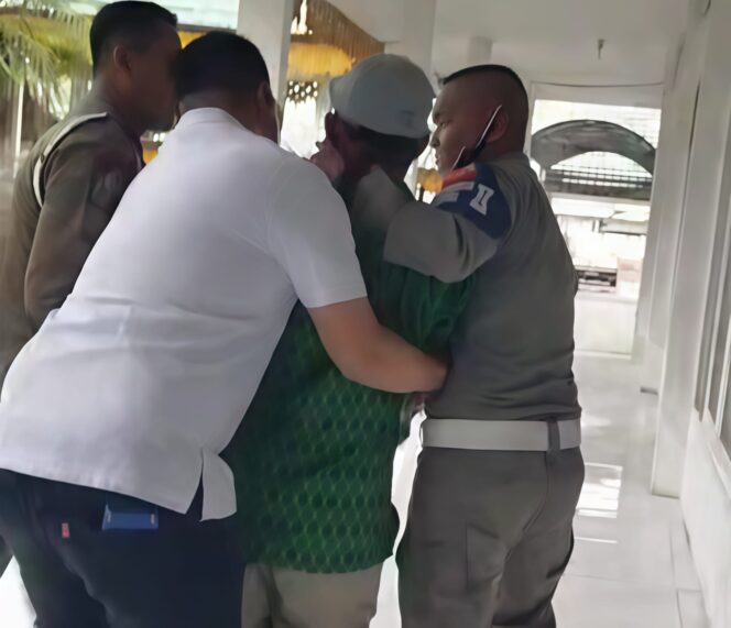 
					Viral! Pria Siram Bensin di Kantor Bupati Langkat, Ngaku Stres Istri Sakit