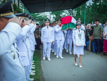 Prosesi pemberangkatan jenazah berlangsung khidmat di kediamannya, Jalan Danau Ranau, dipimpin langsung Wali Kota Medan Rico Tri Putra Bayu Waas.(Ist)