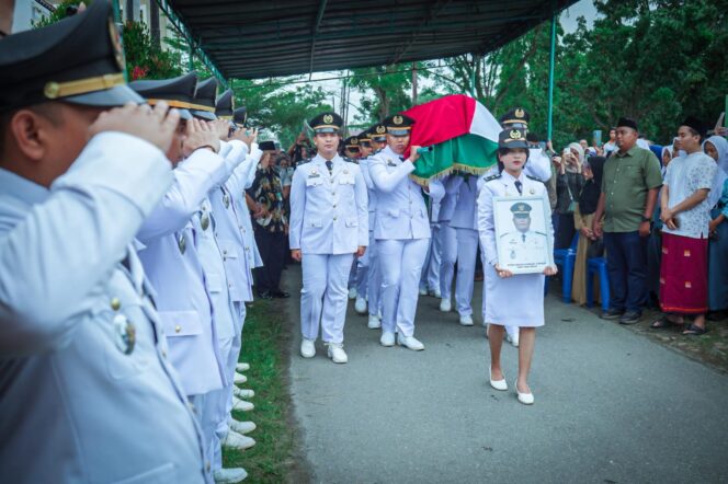 
					Prosesi pemberangkatan jenazah berlangsung khidmat di kediamannya, Jalan Danau Ranau, dipimpin langsung Wali Kota Medan Rico Tri Putra Bayu Waas.(Ist)