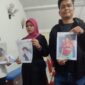Ega Prasetya (tengah) memegang foto abang kandungnya Argo Prasetiyo, yang meninggal dunia di Kamboja, saat melapor ke kantor Badan Pelayanan Perlindungan Pekerja Migran Indonesia (BP3MI) Sumatera Utara, Selasa (14/10/2025).(KOMPAS.com/CRISTISON SONDANG PANE)