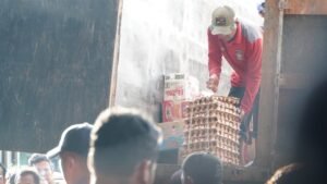 Keterangan gambar : TRuck yang membawa bantuan makanan untuk warga terdampak banjir di Tanjungpura.(komf)