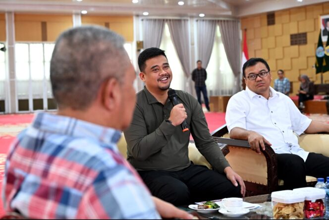 
					Gubernur Sumut Muhammad Bobby Afif Nasution memimpin pertemuan dengan Bupati Deliserdang Asri Ludin Tambunan di Aula Tengku Rizal Nurdin, Medan, Minggu (2/11/2025), membahas video viral dugaan pungli ASN Deliserdang.(Wis)