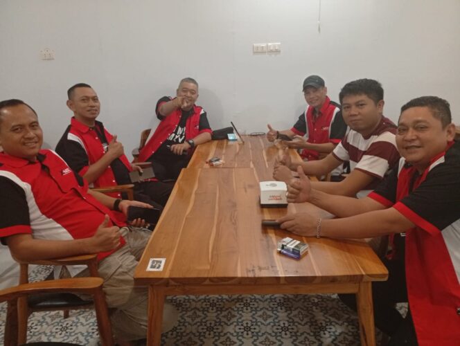 
					Keterangan poto : Silaturahmi Pengurus Chapter - X-Moc Bilang gelar pertemuan dan silaturahmi membangkitkan kembali komunitas pecinta otomotip.(Yong)