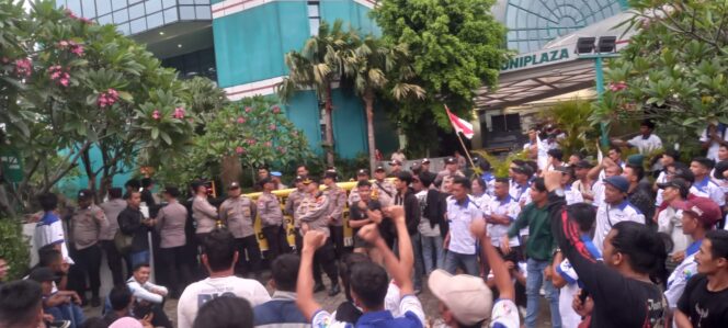 
					Gedung Uniland Digeruduk: Buruh Tuntut Asian Agri Akhiri Praktik Kerja Paksa