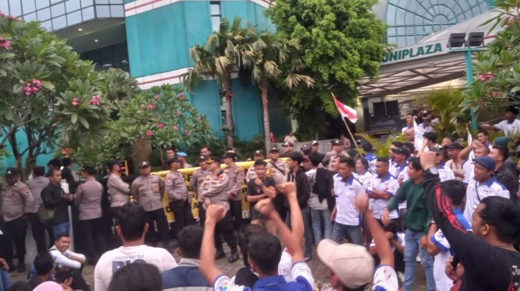 Gedung Uniland Digeruduk: Buruh Tuntut Asian Agri Akhiri Praktik Kerja Paksa