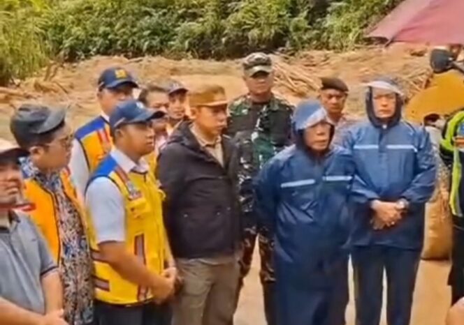 
					Bupati Tapteng Tinjau Lokasi Bencana, Instruksikan Evakuasi Cepat dan Pemantauan Ketat di Wilayah Rawan