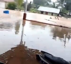 “Miris! Warga Tapteng Terjebak Banjir Tanpa Bantuan, Air Terus Naik