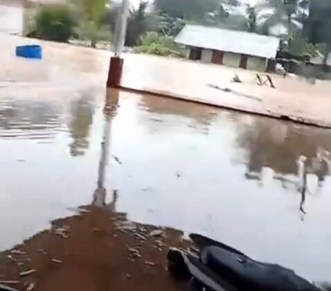 “Miris! Warga Tapteng Terjebak Banjir Tanpa Bantuan, Air Terus Naik