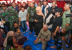 Wagub Sumut & Gubernur Jatim Turun ke Langkat Tinjau Pengungsi dan Salurkan Bantuan
