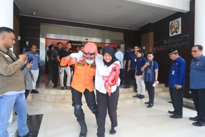 
					Kantor Wali Kota Medan Diguncang Gempa! Rico Waas Pimpin Evakuasi dalam Simulasi Mencekam