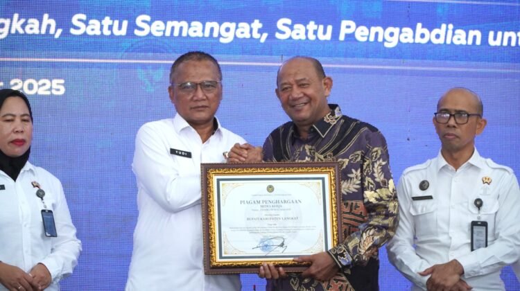 Bupati Syah Afandin Terima Penghargaan Mitra Kerja di Hari Bhakti Kemen Imigrasi & Kemasyarakatan