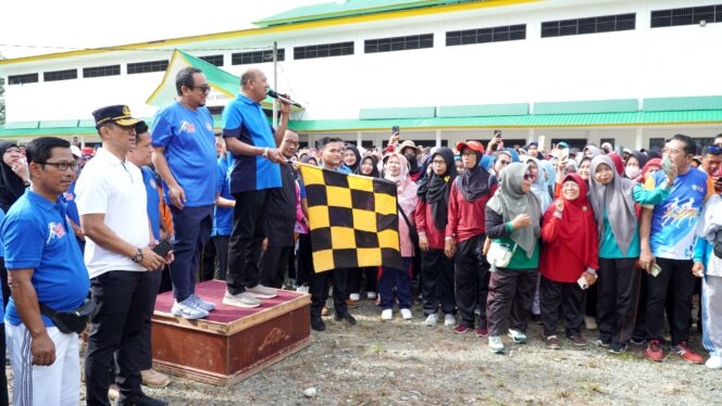 
					Semarak HGN, Ribuan Guru Ikut Gerak Jalan Santai, Bupati Syah Afandin Tegaskan Kesejahteraan Pendidik