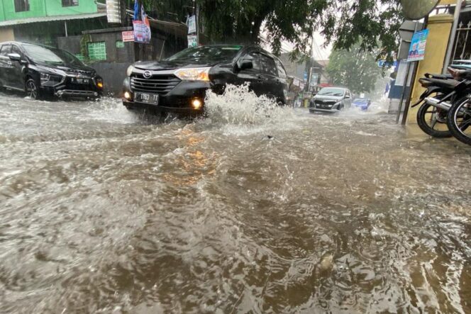 
					Hujan Deras Picu Banjir di Cimahi, Warga Terjebak Genangan di Jalur Padat