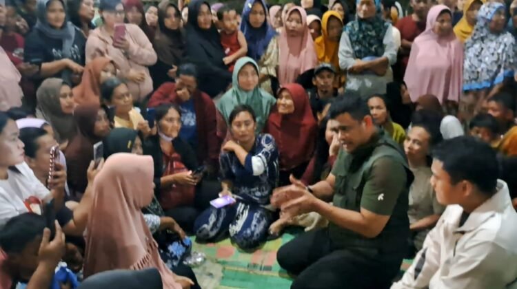 Kunjungi Warga Terdampak Banjir, Gubernur Bobby Berikan Bantuan 1 Truk Logistik 