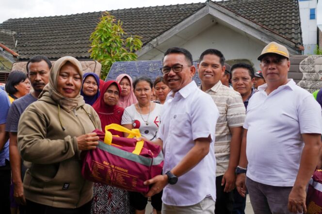 
					Pemko Medan Serahkan Bantuan dan Lakukan Pemeriksaan Kesehatan Warga Di Medan Marelan