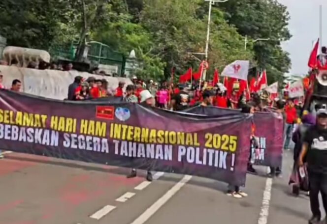 
					Peringatan HAM 2025 Memanas, Massa Desak Pembebasan Tahanan Politik di Jakarta”