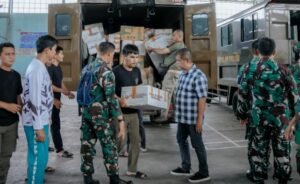 Bu Kahiyang Menyiapkan Bantuan, Pak Bobby Mendistribusikan 