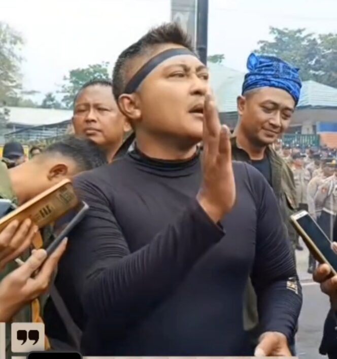 
					Ratusan Warga Kepung Pusat Kota Kuningan, Tuntut Evaluasi dan Pembubaran BTNGC”