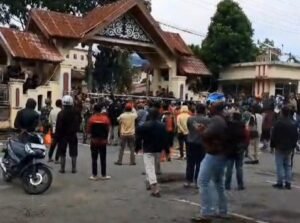Warga Aceh Tengah Mengamuk di Kantor Bupati: Protes Penanganan Bencana yang Dinilai Lamban