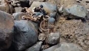 Jalan Menuju Lhokseumawe Lumpuh: Warga Evakuasi Kendaraan yang Tertimbun Lumpur dan Batu Besar