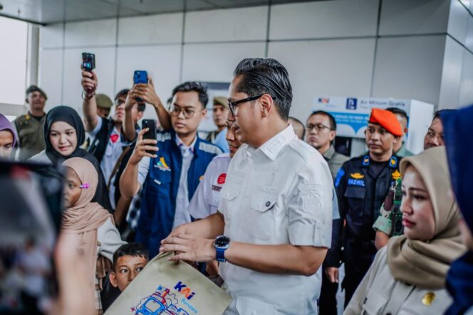 
					Cek Kesiapan Pelayanan Mudik Nataru 2026, Rico Waas Bersama Bobby Nasution Tinjau Stasiun Medan