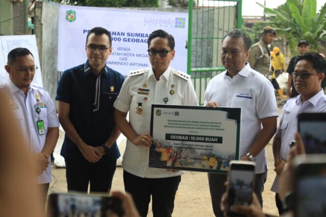 
					Pemko Medan Terima Bantuan 10.000 Geobag, Rico Waas: Bermanfaat Jadi Benteng Penahan Air
